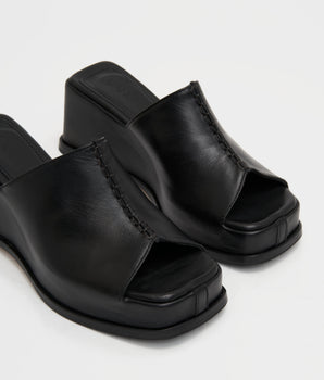Luca Wedge, Black Leather